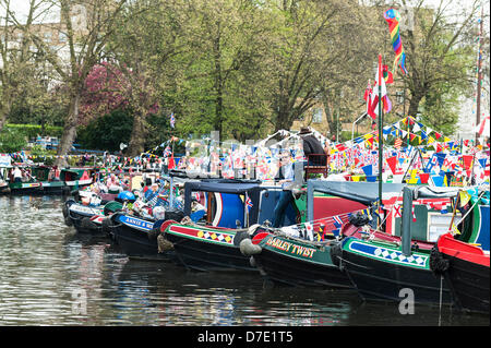 Londres, Royaume-Uni. 5 mai, 2013. Canalboats participant à l'Canalway Cavalcade à la petite Venise. Bon nombre des 150 bateaux participant sont venus de l'extrême le système d'eau en Grande-Bretagne. Photographe : Gordon 1928/Alamy Live News. Banque D'Images