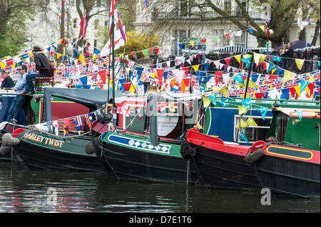 Londres, Royaume-Uni. 5 mai, 2013. Canalboats participant à l'Canalway Cavalcade à la petite Venise. Bon nombre des 150 bateaux participant sont venus de l'extrême le système d'eau en Grande-Bretagne. Photographe : Gordon 1928/Alamy Live News. Banque D'Images