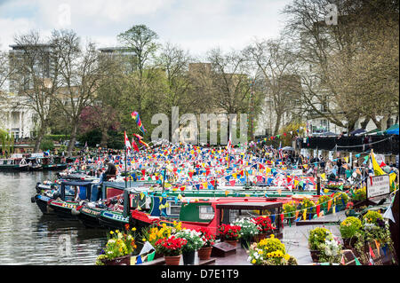 Londres, Royaume-Uni. 5 mai, 2013. Canalboats participant à l'Canalway Cavalcade à la petite Venise. Bon nombre des 150 bateaux participant sont venus de l'extrême le système d'eau en Grande-Bretagne. Photographe : Gordon 1928/Alamy Live News. Banque D'Images