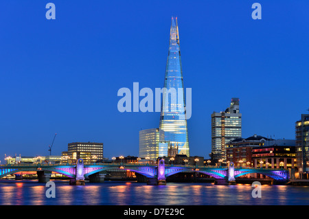 Au crépuscule d'échardes, London Bridge, Southwark Bridge, Londres, Royaume-Uni Banque D'Images