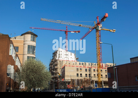 Grues à tour sur un chantier à Nottingham, Angleterre, Royaume-Uni Banque D'Images