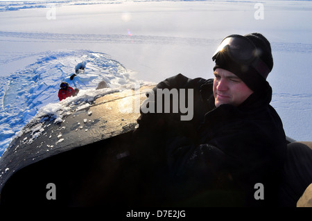 Un marin à bord de l'US Navy de la classe Los Angeles le sous-marin nucléaire d'attaque USS Annapolis veille du pont après avoir brisé par trois pieds de glace tout en participant aux exercices de glace le 21 mars 2009 dans l'océan Arctique. Deux sous-marins de la classe Los Angeles, USS Helena et USS Annapolis participent à l'exercice avec des chercheurs de l'Université de Washington et du personnel de laboratoire de physique appliquée de la Marine Sous-marin de l'Arctique Laboratoire. Banque D'Images