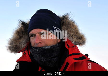 Un marin de l'US Navy veille sur le laboratoire de physique appliquée de l'Arctique Ice Station camp lors de l'exercice de glace le 21 mars 2009 dans l'océan Arctique. Deux sous-marins de la classe Los Angeles, USS Helena et USS Annapolis participent à l'exercice avec des chercheurs de l'Université de Washington et du personnel de laboratoire de physique appliquée de la Marine Sous-marin de l'Arctique Laboratoire. Banque D'Images