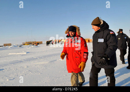 Chief of Naval Operations Adm. Gary Roughead parle avec le Capt Greg Ott, officier en commandement tactique de l'Applied Physics Lab Ice Station tout en visitant le camp de glace de l'Arctique au cours de l'exercice le 21 mars 2009 dans l'océan Arctique. Banque D'Images
