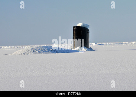 US Navy Los Angeles-classe sous-marin nucléaire d'attaque USS Annapolis brise trois pieds de glace tout en participant à l'exercice de glace le 21 mars 2009 dans l'océan Arctique. Banque D'Images