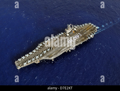 Les marins nous attribué à le porte-avions USS Abraham Lincoln épeler le nom des navires à bord du ABE Lincoln le 28 septembre 2008 en traversant l'océan Pacifique. Banque D'Images