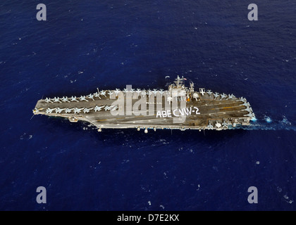 Les marins nous attribué à le porte-avions USS Abraham Lincoln épeler le nom des navires à bord du ABE Lincoln le 28 septembre 2008 en traversant l'océan Pacifique. Banque D'Images