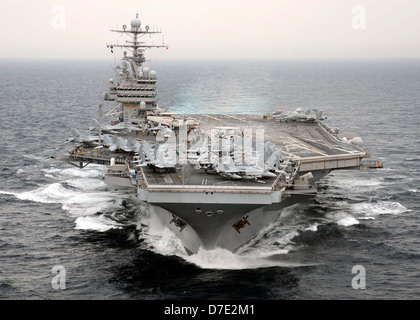 US Navy porte-avions USS Theodore Roosevelt en cours au cours de l'exploitation le 23 juillet 2008 dans l'océan Atlantique. Banque D'Images