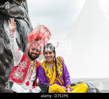 Londres, Royaume-Uni. 5 mai, 2013. Punjabi traditionnel danseuses à la Vaisakhi Festival à Trafalgar Square. Le point culminant de la capitale, les célébrations pour le nouvel an sikh, invitation à l'événement est gratuit et comprend des concerts et des divertissements. Photographe : Gordon 1928/Alamy Live News Banque D'Images