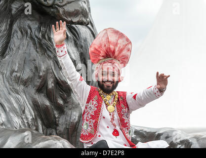 Londres, Royaume-Uni. 5 mai, 2013. Un Punjabi traditionnelle danseuse au festival du Vaisakhi à Trafalgar Square. Le point culminant de la capitale, les célébrations pour le nouvel an sikh, invitation à l'événement est gratuit et comprend des concerts et des divertissements. Photographe : Gordon 1928/Alamy Live News Banque D'Images