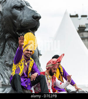 Londres, Royaume-Uni. 5 mai, 2013. Punjabi traditionnel danseuses à la Vaisakhi Festival à Trafalgar Square. Le point culminant de la capitale, les célébrations pour le nouvel an sikh, invitation à l'événement est gratuit et comprend des concerts et des divertissements. Photographe : Gordon 1928/Alamy Live News Banque D'Images