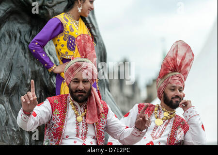 Londres, Royaume-Uni. 5 mai, 2013. Punjabi traditionnel danseuses à la Vaisakhi Festival à Trafalgar Square. Le point culminant de la capitale, les célébrations pour le nouvel an sikh, invitation à l'événement est gratuit et comprend des concerts et des divertissements. Photographe : Gordon 1928/Alamy Live News Banque D'Images