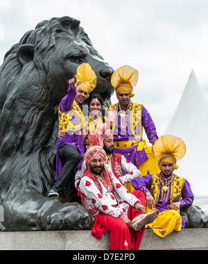 Londres, Royaume-Uni. 5 mai, 2013. Punjabi traditionnel danseuses à la Vaisakhi Festival à Trafalgar Square. Le point culminant de la capitale, les célébrations pour le nouvel an sikh, invitation à l'événement est gratuit et comprend des concerts et des divertissements. Photographe : Gordon 1928/Alamy Live News Banque D'Images