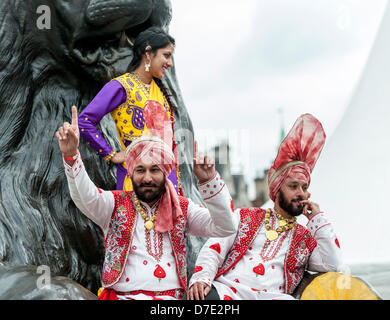 Londres, Royaume-Uni. 5 mai, 2013. Punjabi traditionnel danseuses à la Vaisakhi Festival à Trafalgar Square. Le point culminant de la capitale, les célébrations pour le nouvel an sikh, invitation à l'événement est gratuit et comprend des concerts et des divertissements. Photographe : Gordon 1928/Alamy Live News Banque D'Images
