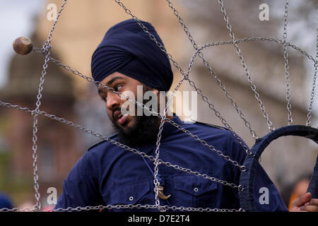 Tourner les armes sikh, les chaînes, chakar bolo, chuks; Khalsa Sikh Martial arts (Armée des purs).Un guerrier de Nihang ou Sikh interprète Gatkha, Gatka une tradition en utilisant la démonstration de voile de Chakra à la plus importante célébration de Vaisakhi dans le calendrier sikh marqué par la communauté sikh du Grand Manchester, avec leur procession annuelle Nagar Kirtan dans les rues de la ville.Le Nagar Kirtan est la couleur, la célébration et le culte et est une invitation à tous, indépendamment de la caste, de la religion et de la croyance, de se joindre aux Sikhs pour célébrer leur religion et leur culture. Banque D'Images