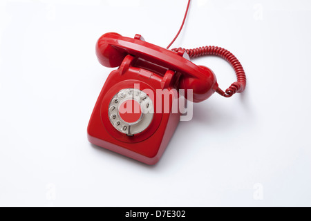 Un téléphone rouge d'origine, récepteur des années 60, ligne téléphonique directe. Banque D'Images