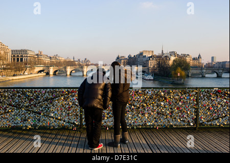 Un couple regarde le contre-ils juste attaché au pont. Banque D'Images
