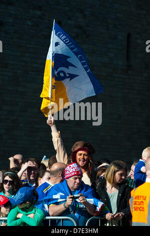 Cardiff, Royaume-Uni. Dimanche 05 mai 2013 Photo : acclamations des fans de Cardiff. Re : des milliers de Cardiff City football fans font la queue dans les rues du centre-ville de Cardiff que leur équipe montre de la coupe de championnat dans un défilé. Manager Malky Mackay mener son équipe hors du château de Cardiff à pied et le long de High Street où ils ont embarqué dans trois des autobus à deux étages. Plus tard, il y aura une réception dans le Senedd à Cardiff Bay et d'artifice. Banque D'Images