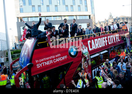 Cardiff, Royaume-Uni. Dimanche 05 mai 2013 Photo : footballeurs de Cardiff sur le bus open top Re : des milliers de Cardiff City football fans font la queue dans les rues du centre-ville de Cardiff que leur équipe montre de la coupe de championnat dans un défilé. Manager Malky Mackay mener son équipe hors du château de Cardiff à pied et le long de High Street où ils ont embarqué dans trois des autobus à deux étages. Plus tard, il y aura une réception dans le Senedd à Cardiff Bay et d'artifice. Banque D'Images