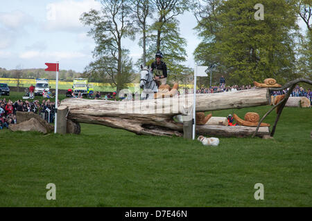 Badminton, Royaume-Uni, 5 mai 2013. New Zealand's Andrew Nicholson, équitation, Avebury est imperturbable lorsqu'un chien a couru sur le parcours en chemin au cours de l'Andrew Badminton Horse Trials Cross-country événement. Le chien courut à pleine vitesse dans la zone d'atterrissage de jump 5 HorseQuest au saut de carrière, faisant glisser sa laisse derrière lui. Banque D'Images