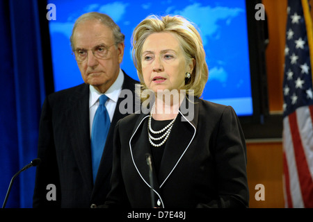 La secrétaire d'Etat américaine, Hillary Rodham Clinton, rejoint par l'Envoyé spécial pour les pourparlers de paix au Moyen-Orient, le sénateur George Mitchell mémoires reporters sur le processus de paix au Moyen-Orient au Département d'État le 20 août 2010 à Washington, DC. Banque D'Images