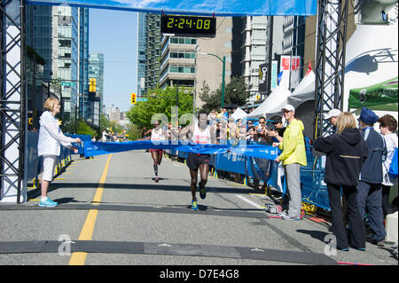 Vancouver, Canada. 5 mai 2013. Thomas Omwenga ( 2:24.08) Le gagnant du 2013 55ème Marathon de Vancouver BMO annuelle à Vancouver British Columbia Canada le 5 mai 2013 . Photographe Frank Pali/Alamy Live News Banque D'Images