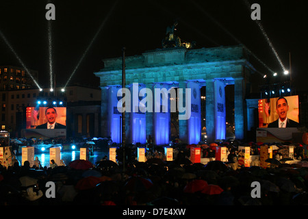 Le président américain Barack Obama parle aux foules rassemblées pour le Freedom Festival marquant le 20e anniversaire de la chute du Mur de Berlin par message vidéo à la porte de Brandebourg Le 9 novembre 2009 à Berlin, Allemagne. Banque D'Images