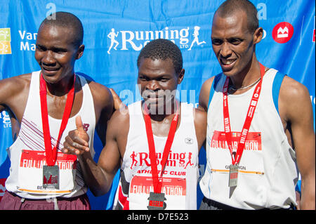 Vancouver, Canada. 5 mai 2013. Trois coureurs sur la gauche Benard Onsare (2) dans le milieu Thomas Omwenga (1er) sur l'homme Gesagn Eshetu (3e)l'approche de la finition de la 2013 55ème Marathon de Vancouver BMO annuelle à Vancouver British Columbia Canada le 5 mai 2013 . Photographe Frank Pali/Alamy Live News Banque D'Images