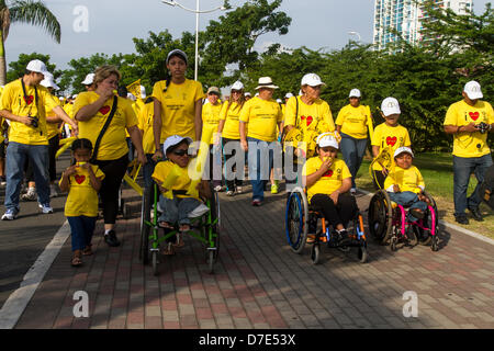 La ville de Panama, République du Panama. 5 mai 2013. Une parade sur la ville de Panama, République du Panama à l'aide pour la sensibilisation à la maladie des os de verre, une malformation troubles osseux. L'état, ou des types d'elle, a eu divers autres noms au cours des années et dans différents pays. Parmi certains des plus courants de rechange sont Ekman-Lobstein, Vrolik syndrome syndrome, et la maladie des os de verre familier. Le nom de l'ostéogenèse imparfaite remonte à au moins 1895[18] et a été l'habituelle expression médicale au 20e siècle à aujourd'hui. Credit : Humberto Olarte Cupas / Alamy Live News Banque D'Images