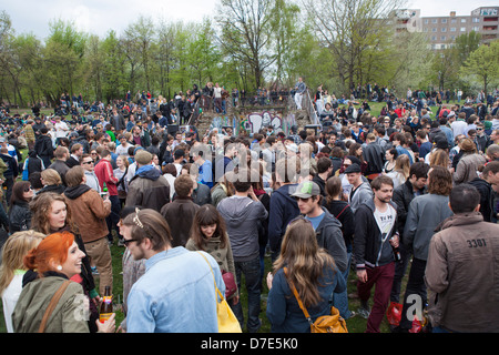 Les jeunes peuvent célébrer lors de la première journée du mois de mai au parc Görlitzer dans Kreuzberg Berlin, Allemagne Banque D'Images