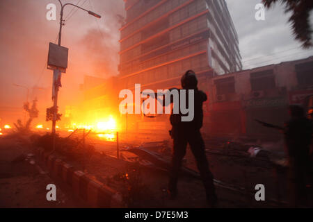 Dhaka, Bangladesh. 5 mai 2013. La police anti-émeute s'engager les manifestants lors d'affrontements entre manifestants et la police islamiste radical à Dhaka le dimanche. Au moins trois personnes ont été tués et 35 blessés au cours de la mêlée. Centaines de milliers de manifestants exigeant une nouvelle loi sur le blasphème a bloqué une route principale, couper la capitale du reste du pays. (Crédit Image : Crédit : Monirul Alam/ZUMAPRESS.com/Alamy Live News) Banque D'Images