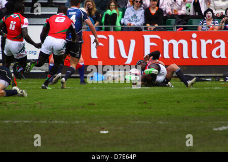 Glasgow, Ecosse, Royaume-Uni. 5e mai 2013. Au cours de l'Emirates Airline Glasgow Glasgow 7s de Scotstoun. Kenya 24 v en Écosse 19. Felix Ayange KEN avec le Kenya's 3e essai. Credit : ALAN OLIVER / Alamy Live News Banque D'Images