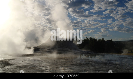 Tôt le matin, ciel bleu nuages blancs voir gris foncé de cône de tuf Château Geyser, Upper Geyser Basin, Yellowstone Banque D'Images