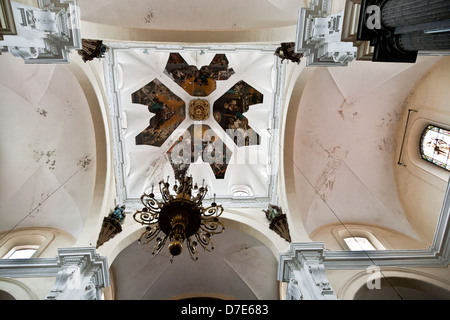 Vue de l'intérieur richement décoré dome avec pendentif lustre 17e siècle église des Jésuites de la Compagnie de Jésus Puebla Mexique Banque D'Images