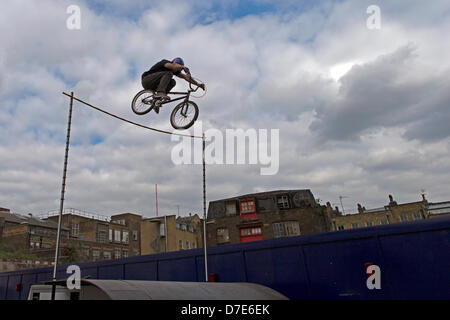 BMX Freestyle MBE à montrer un jour un Streetfest festival culture urbaine, Shoreditch, London, UK. 5 mai, 2013. Crédit : Simon Balson/Alamy Live News Banque D'Images