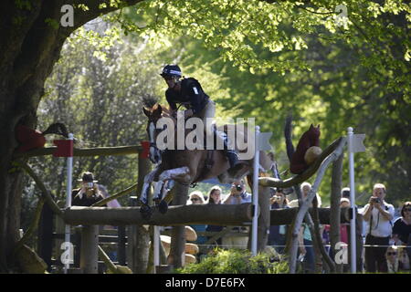 La vue de Huntsmans Fermer. L'ICC Badminton Horse Trials 2013 quatre étoiles, Badminton Estate, Gloucestershire, Royaume-Uni. 5 mai, 2013. Test de cross-country. Rasage de près pour Andrew Nicholson sur Nereo over fence 7C. Maurice crédit Piper / Alamy Live News Banque D'Images