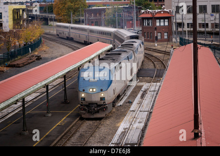 Un train de banlieue de s'arrêter à la gare Union Station de plate-forme à Portland, Oregon. Banque D'Images