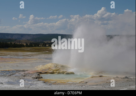 Ciel bleu nuages blancs de la prise de vue de l'eau chaude à partir de la verticale du cône coloré clepsydre, Geyser Yellowstone Geyser Basin, inférieur Banque D'Images