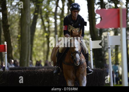 La vue de Huntsmans Fermer. L'ICC Badminton Horse Trials 2013 quatre étoiles, Badminton Estate, Gloucestershire, Royaume-Uni. 5 mai, 2013. Test de cross-country. Rasage de près pour Andrew Nicholson sur Nereo over fence 7C. Maurice crédit Piper / Alamy Live News Banque D'Images