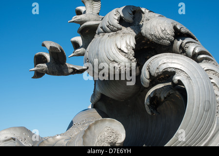 ARLINGTON, Virginie, États-Unis — le Navy-Merchant Marine Memorial, inauguré en 1934, se trouve dans le parc Lady Bird Johnson, le long du fleuve Potomac. Créée par le sculpteur Ernesto Begni del Piatta, la sculpture en aluminium de 35 pieds représente sept mouettes survolant des vagues stylisées. Le monument Art déco honore le personnel de la marine américaine et les marins marchands qui ont perdu la vie pendant la première Guerre mondiale Banque D'Images