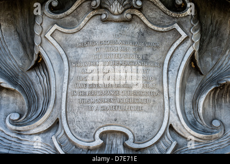 Plaque de dédicace du Navy-Marine Memorial Washington DC // WASHINGTON DC — Une plaque de dédicace au Navy-Marine Memorial, également connu sous le nom de « Waves and Gulls » Memorial Memorial, situé sur Columbia Island le long de la George Washington Memorial Parkway. Le mémorial, conçu par le sculpteur Ernesto Begni del Piatta, a été dédié en 1934 pour honorer ceux qui ont servi dans la marine américaine et le corps des Marines pendant la première Guerre mondiale. La sculpture en aluminium se dresse du côté Virginie du fleuve Potomac, en face du parc East Potomac, représentant sept mouettes volant au-dessus des vagues stylisées, symbolisant l'alliance éternelle des Na Banque D'Images