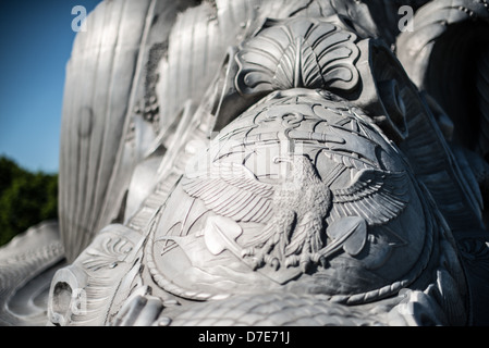 Navy-Merchant Marine Memorial détail de l'aigle Washington DC // WASHINGTON DC — le détail emblématique sur la base du Navy-Merchant Marine Memorial présente un aigle américain dans un bouclier, positionné au-dessus de l'ancre d'un navire avec un navire en arrière-plan. À la place des flèches habituelles et de la branche d'olivier, l'aigle serre l'ancre d'un navire. Cette composition symbolique combine héraldique militaire traditionnelle avec des images maritimes pour honorer le service de la Marine et de la Marine marchande pendant la première Guerre mondiale Banque D'Images