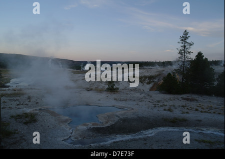 Vue sur le ciel bleu de l'aube, à l'augmentation de vapeur, Geyser Hill Blue Star Printemps, Old Faithful Geyser Basin supérieur, Groupe, Yellowstone, États-Unis Banque D'Images