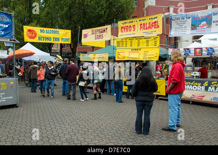 Les vendeurs d'aliments sur le marché du samedi de Portland. Banque D'Images