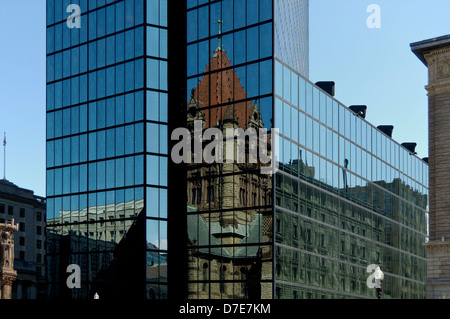 L'église Trinity reflétée dans le verre des tours de la John Hancock building Banque D'Images