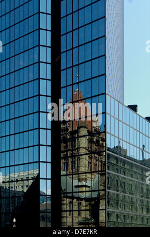 L'église Trinity reflétée dans le verre des tours de la John Hancock building Banque D'Images