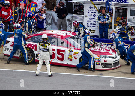 Lincoln, Nebraska, USA. 5 mai 2013. Michael Waltrip (55) les carrières de service pendant l'Aarons 499 course sur le Talladega Superspeedway dans Lincoln, AL. Credit : Cal Sport Media / Alamy Live News Banque D'Images