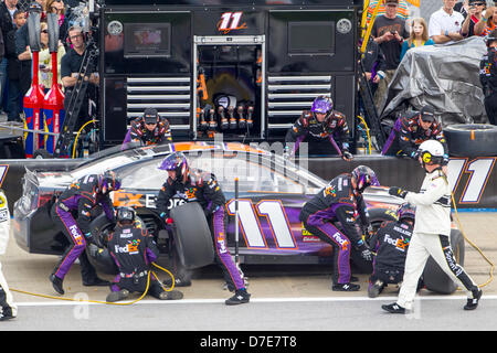 Lincoln, Nebraska, USA. 5 mai 2013. Brian Vickers (11) les carrières de service pendant l'Aarons 499 course sur le Talladega Superspeedway dans Lincoln, AL. Credit : Cal Sport Media / Alamy Live News Banque D'Images