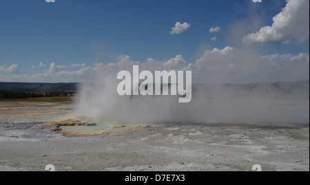 Ciel bleu nuages blancs voir white souffle sur sinter appartements à partir de la clepsydre, Geyser Geyser Basin, Yellowstone, États-Unis Banque D'Images