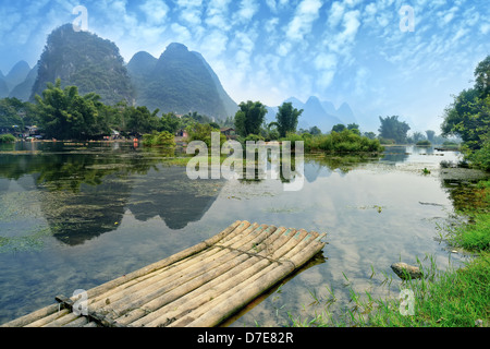 Radeau en bambou à l'Ulong, près de Yangshuo, Guanxi Province, China Banque D'Images